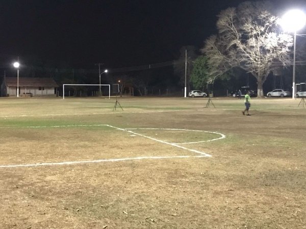 Nova iluminação do campo de futebol melhora lazer em comunidade de Cuiabá