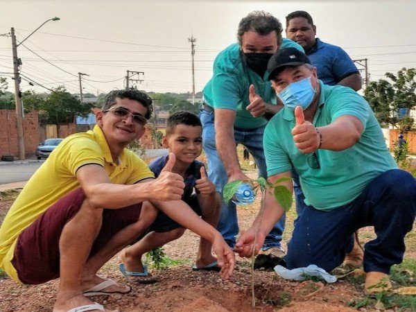 Em comemoração ao Dia da Árvore, vereador planta 60 mudas de ipês em bairro de Cuiabá