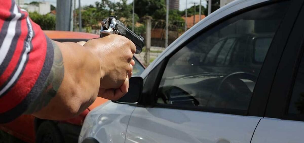 Dupla armada rende motorista e rouba veículo em estacionamento de mercado