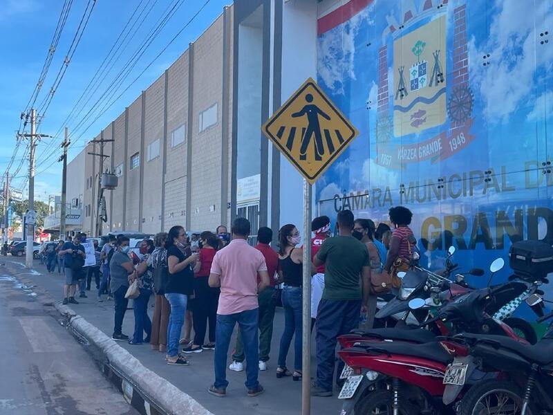 Sindicalistas protestam em frente à Câmara de Várzea Grande e cobram valorização dos profissionais