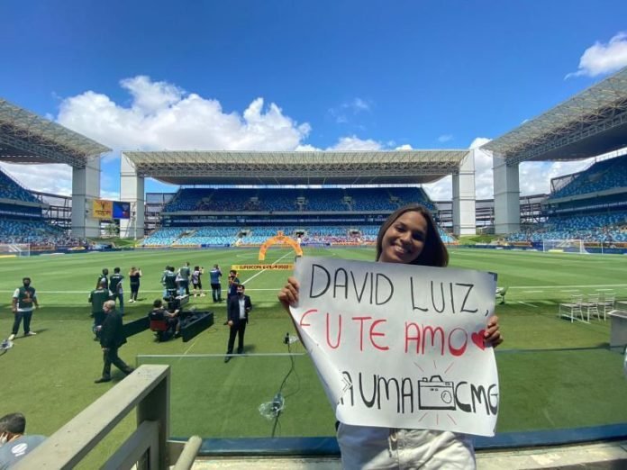 David Luiz dá camisa a torcedora do Flamengo que sonhava com uma foto