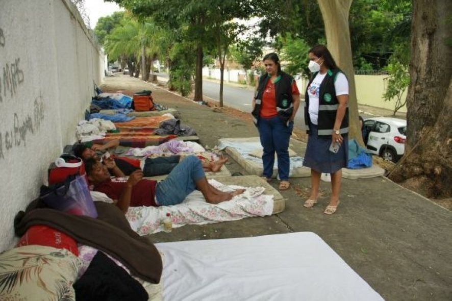 Muro do Cemitério da Piedade vira moradia para cerca de 20 pessoas