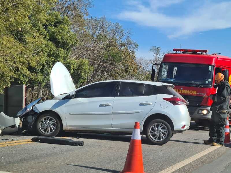 Acidente entre carro e caminhonete deixa feridos e congestionamento na Estrada da Chapada