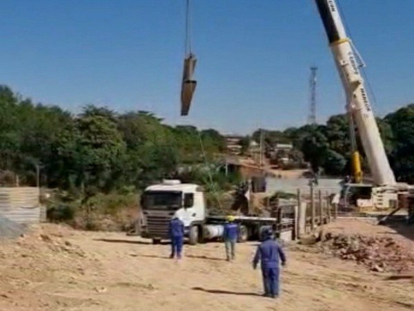 Vereador realiza vistoria em construção da nova ponte no bairro Altos da Serra II