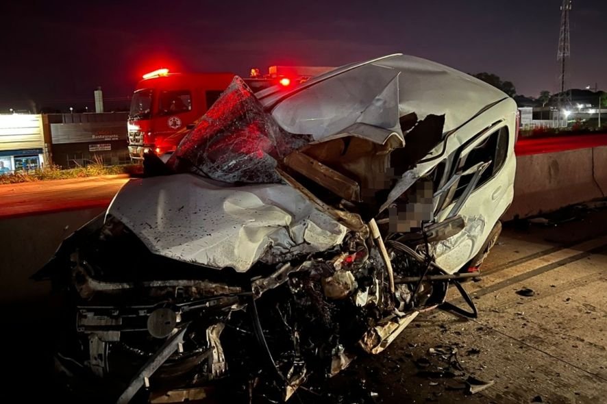 Policial morre ao bater carro de frente com caminhão em Cuiabá