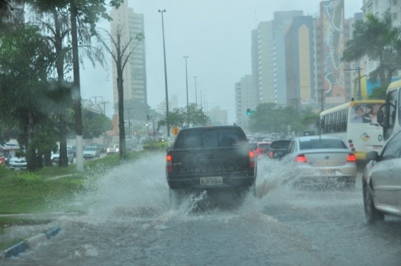 Inmet alerta para vento e fortes chuvas em MT