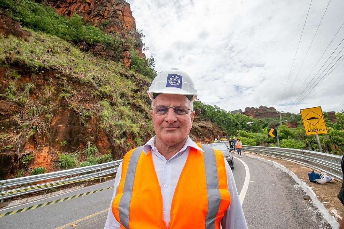 ‘Tem riscos, mas também tem prejuízo’, diz prefeito ao cobrar liberação de veículos pesados no Portão do Inferno