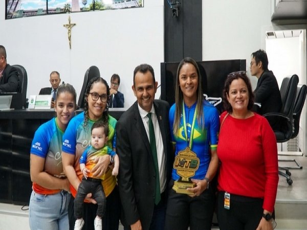 Vereador Sargento Joelson abre espaço para campeã brasileira de MTB Marathon