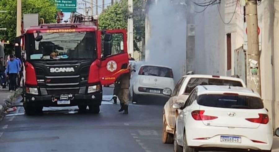 Fiat Uno pega fogo em avenida de Cuiabá