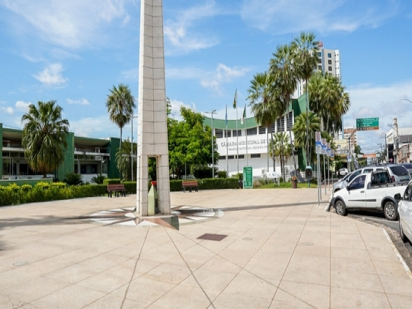 Câmara de Cuiabá promulga lei que garante isenção de estacionamento rotativo às pessoas com deficiência e idosos